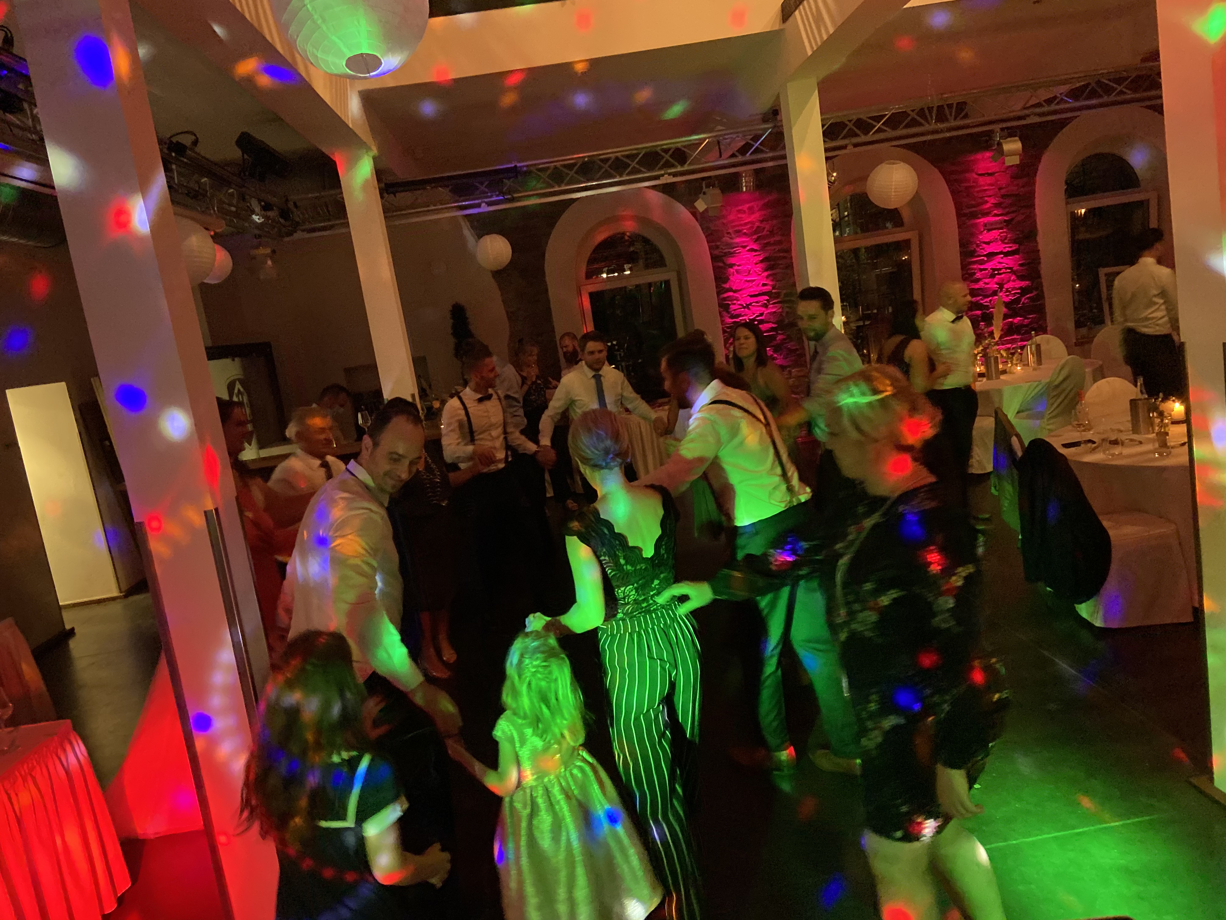 DJ Robert am Pult bei einer Hochzeitsfeier in NRW